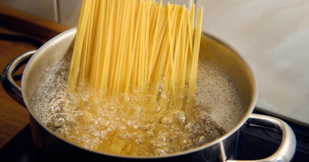 boiling spaghetti pasta in water