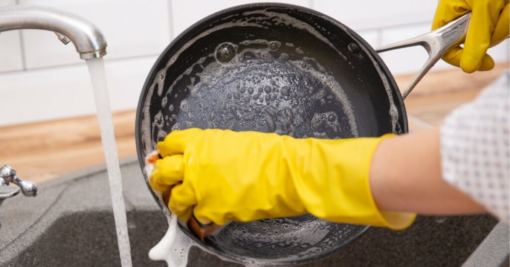 cleaning non-stick frying pan