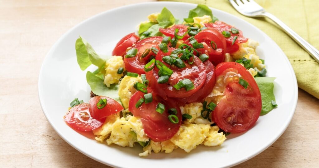 eggs with tomatoes garnished